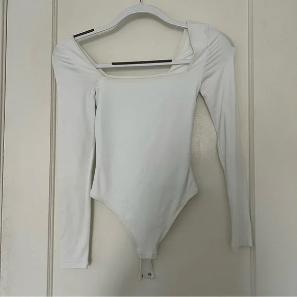 Aritzia BABATON Contour Square Neck Long Sleeve Bodysuit - Picture 2 of 3
